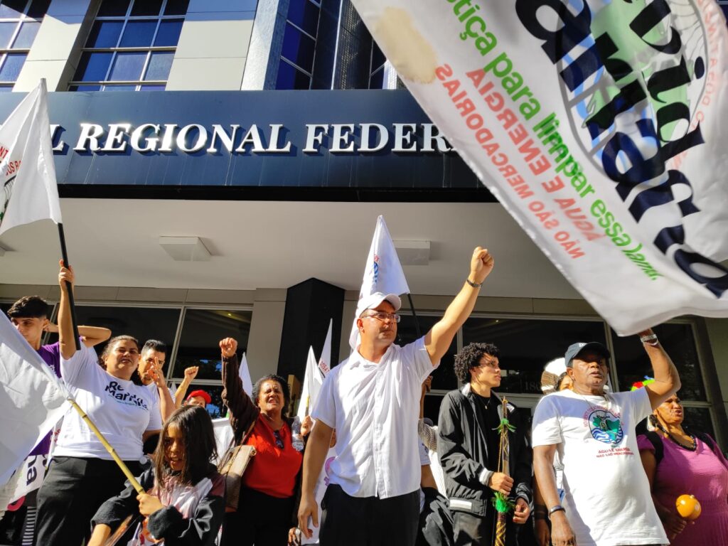 MAB e Revida Mariana durante manifestação em frente ao TRF6, em Belo Horizonte