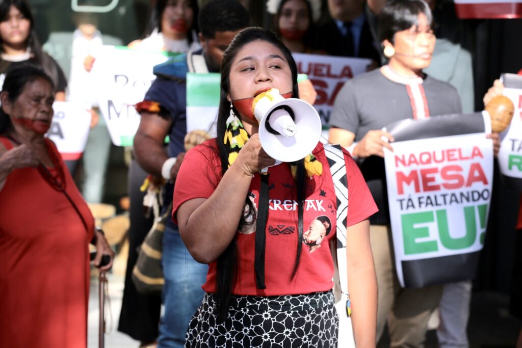 Indígenas Krenak protestam em Brasília