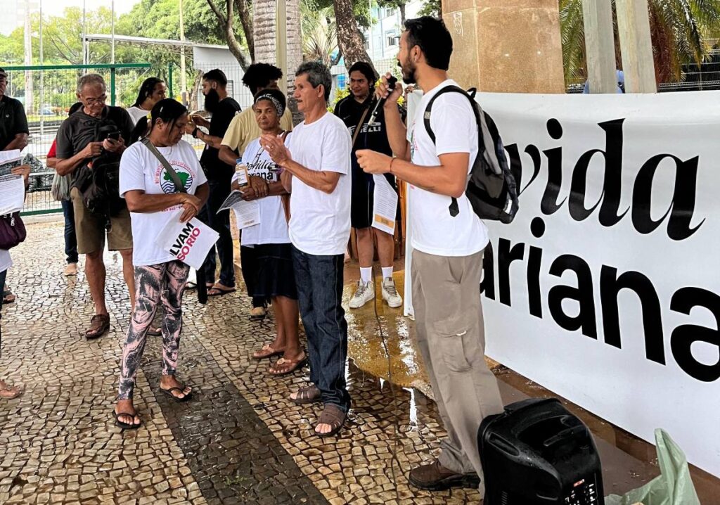 Ato em Governador Valadares marcou início do julgamento (Foto: MAB)