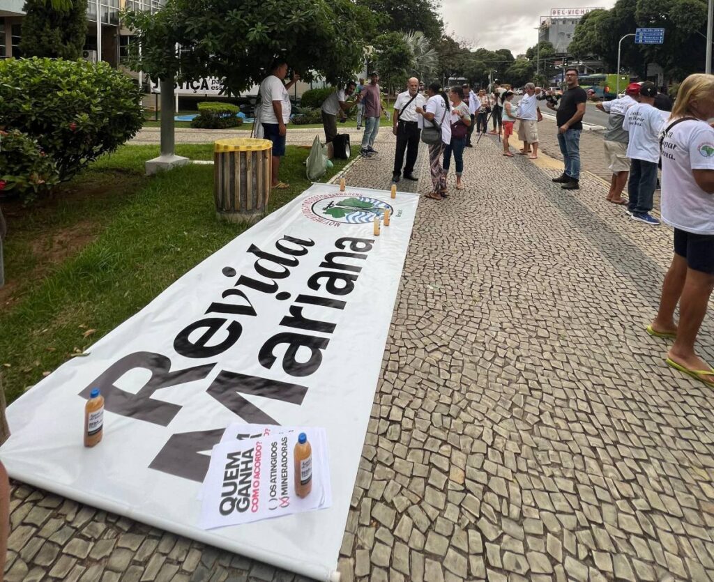 Ato em Governador Valadares marcou início do julgamento (Foto: MAB)