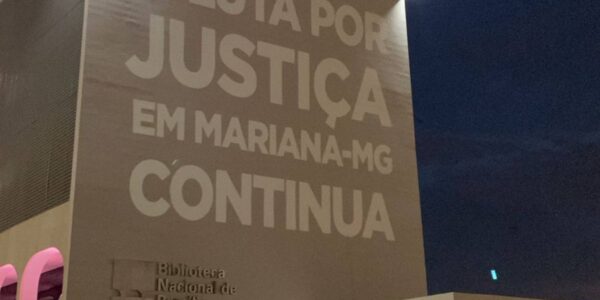 Prédio da Biblioteca Nacional de Brasília recebe projeção com mensagem de justiça por Mariana