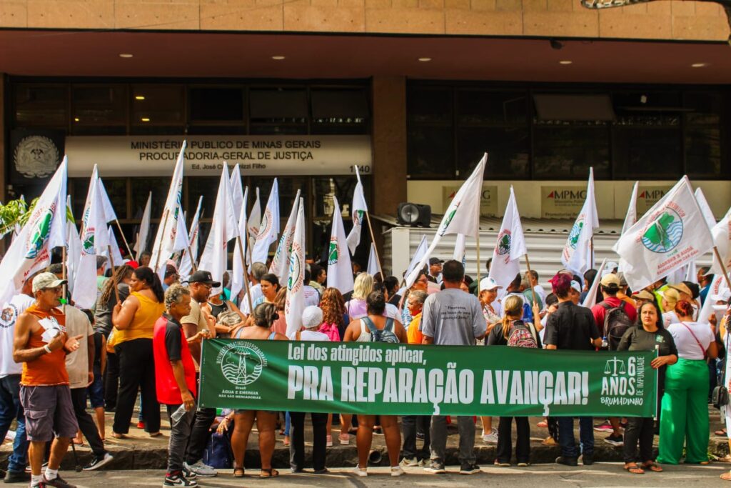 Atingidos fazem protesto em BH e pressionam por novo acordo de reparação (FOTO: MAB/Divulgação)